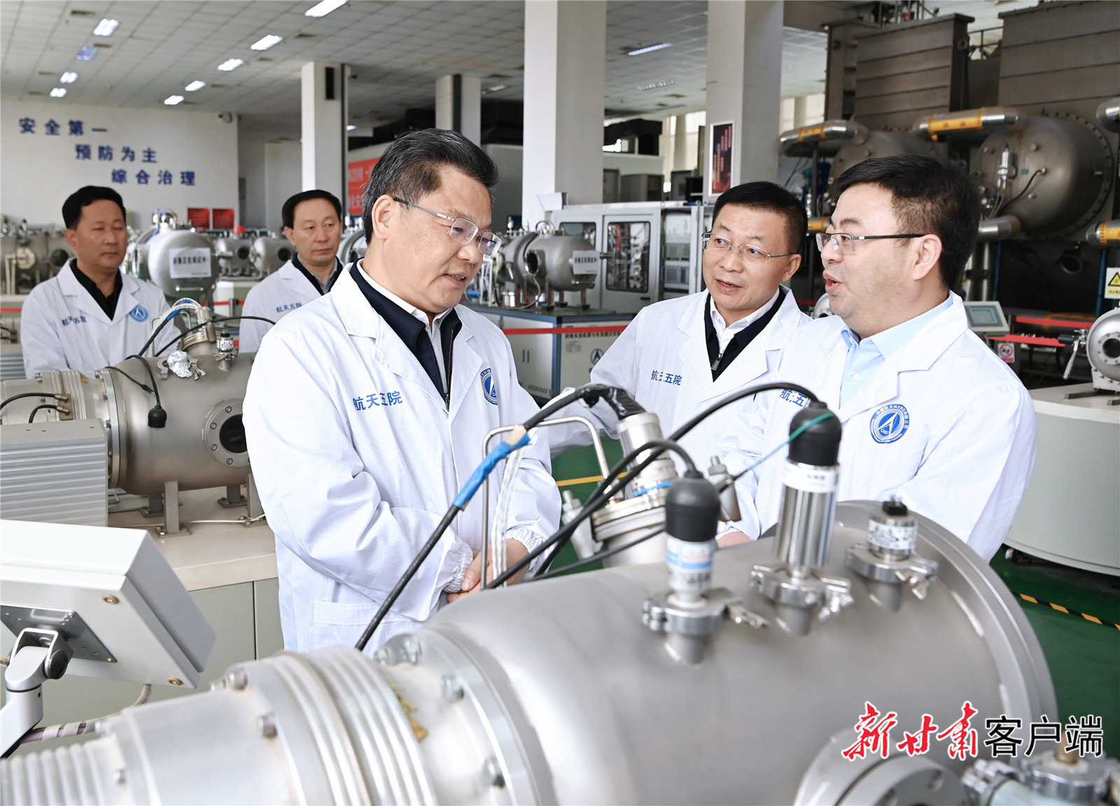 3月24日,省委副书记、省长任振鹤在部分科研院所和高新技术企业调研科技创新工作。新甘肃·甘肃日报记者 盛学卿