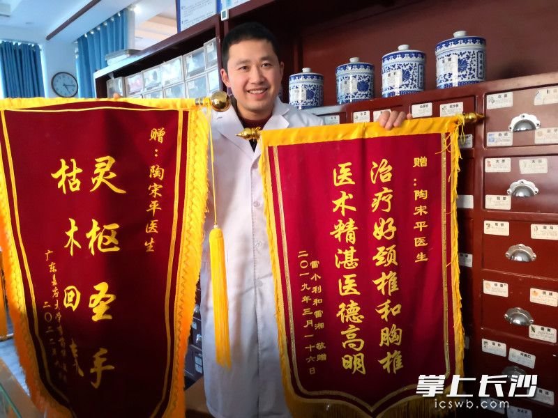 学医从医20多年 他被人称为穿白大褂的活雷锋