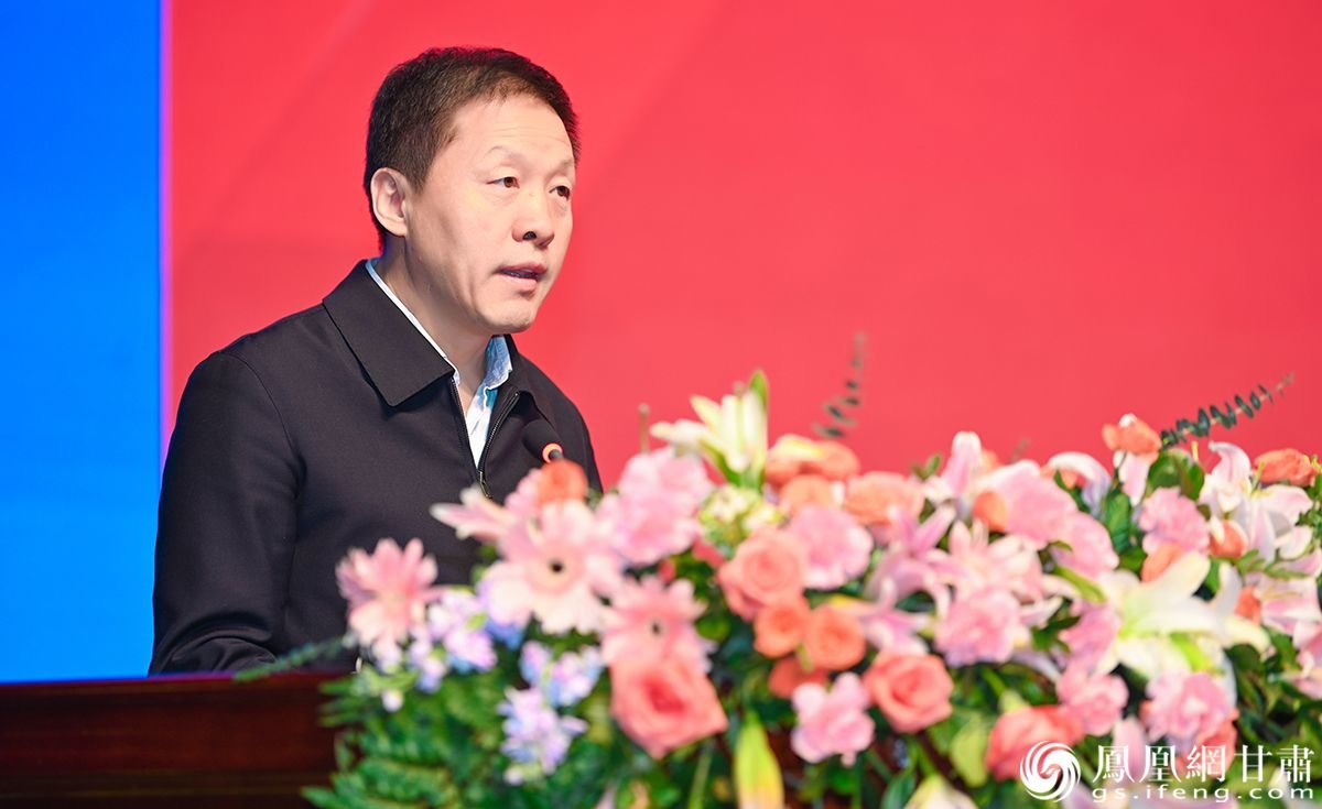 甘肃省国资委党委书记、主任吴万华介绍省属企业产业链招商情况 杨艺锴 摄