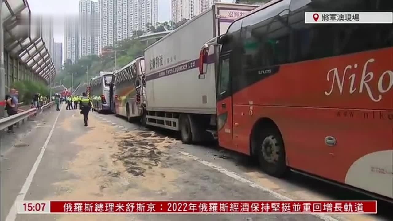 记者连线|香港发生旅游巴和货车5车相撞 至少75伤_凤凰网视频_凤凰网