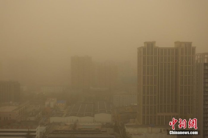 3月22日，河北省保定市，当地迎来沙尘天气，市区能见度明显降低。图/ICphoto