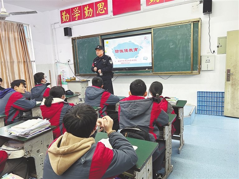 忻军在学校开展防性侵教育讲座。 （图片由南昌市公安局东湖分局提供）
