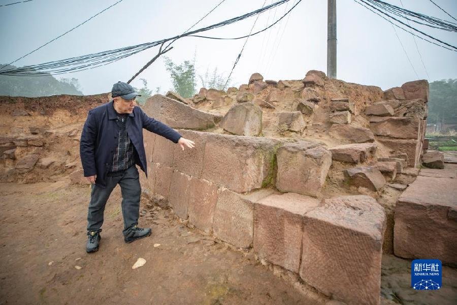 2月9日，在重庆合川钓鱼城遗址，重庆市文物考古研究院副院长袁东山在介绍新发掘出的石墙遗迹。黄伟 摄
