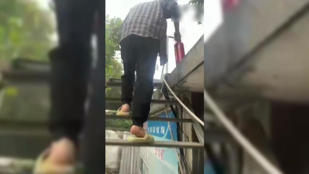 货车高速路上轮胎起火，热心路人接力救援