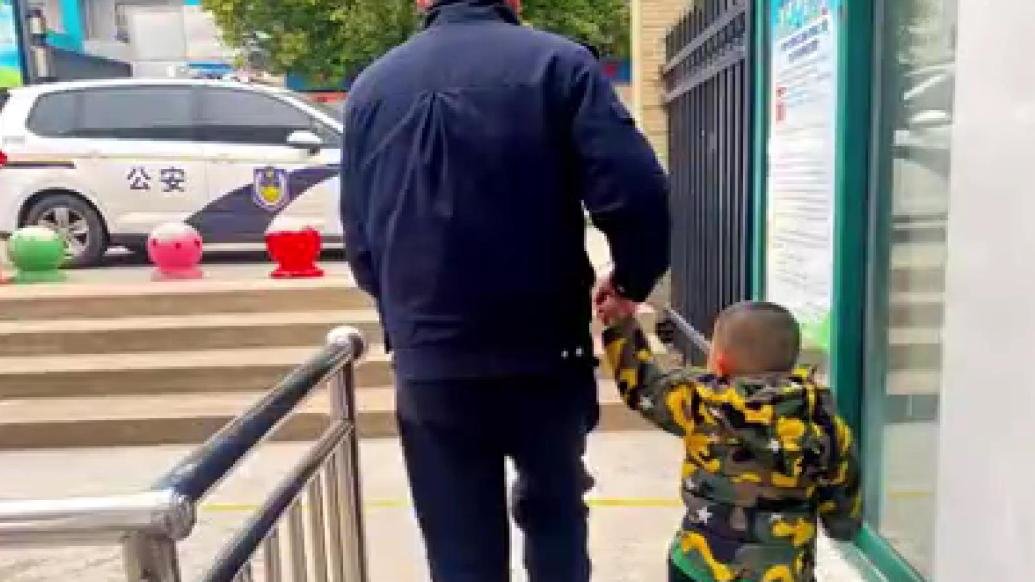 3岁娃误闯幼儿园，保安和妈妈“双向报警”