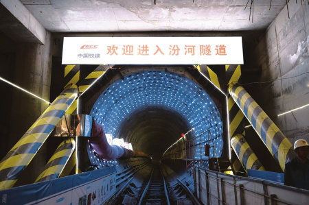 图为下穿汾河的地铁隧道入口。本报记者孙荣祥摄