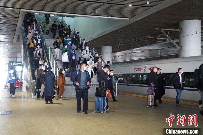 图为西安北站内。 尤艇 摄