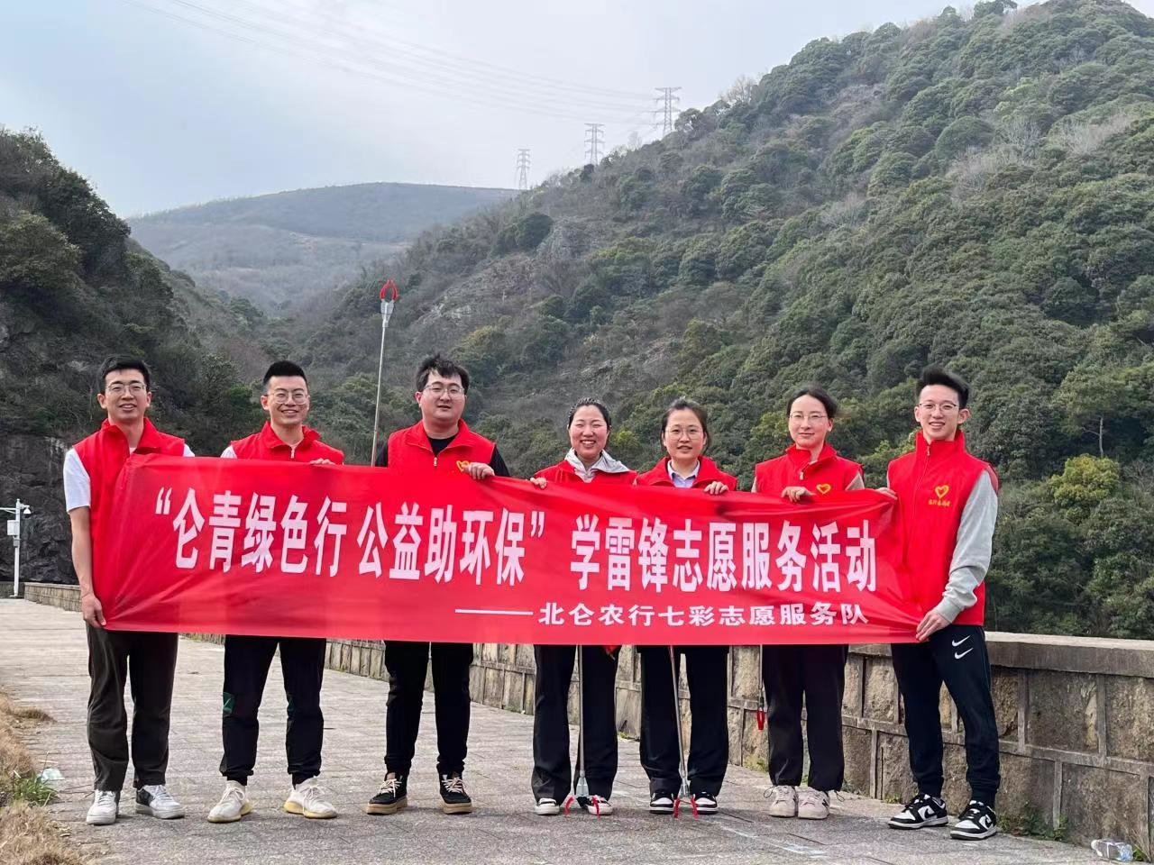 5学雷锋公益集市"活动,通过悬挂宣传横幅,设立咨询台,发放宣传资料