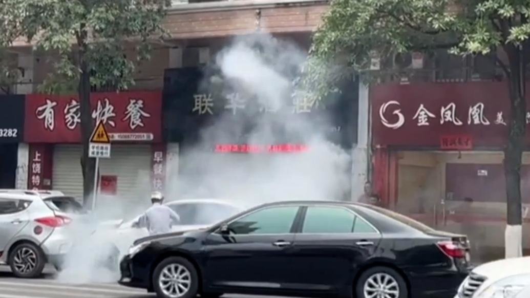 广东江门：“头盔哥”关键时刻挺身救人