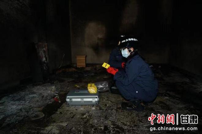 图为王璐瑶进行火灾调查。