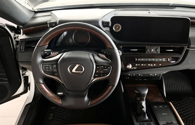 2022款雷克萨斯es250的内饰f sport仪表只需按一下按钮就可以移动到