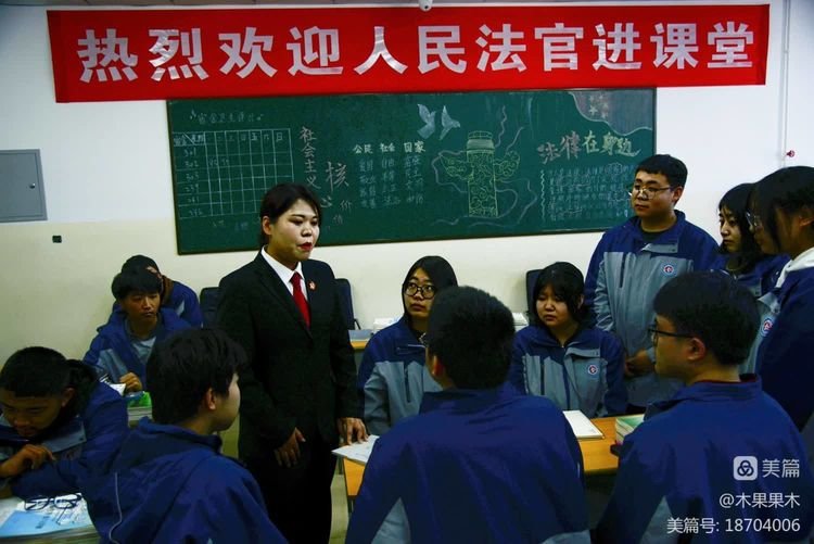 (吴娇法官课下与学生交流讨论)