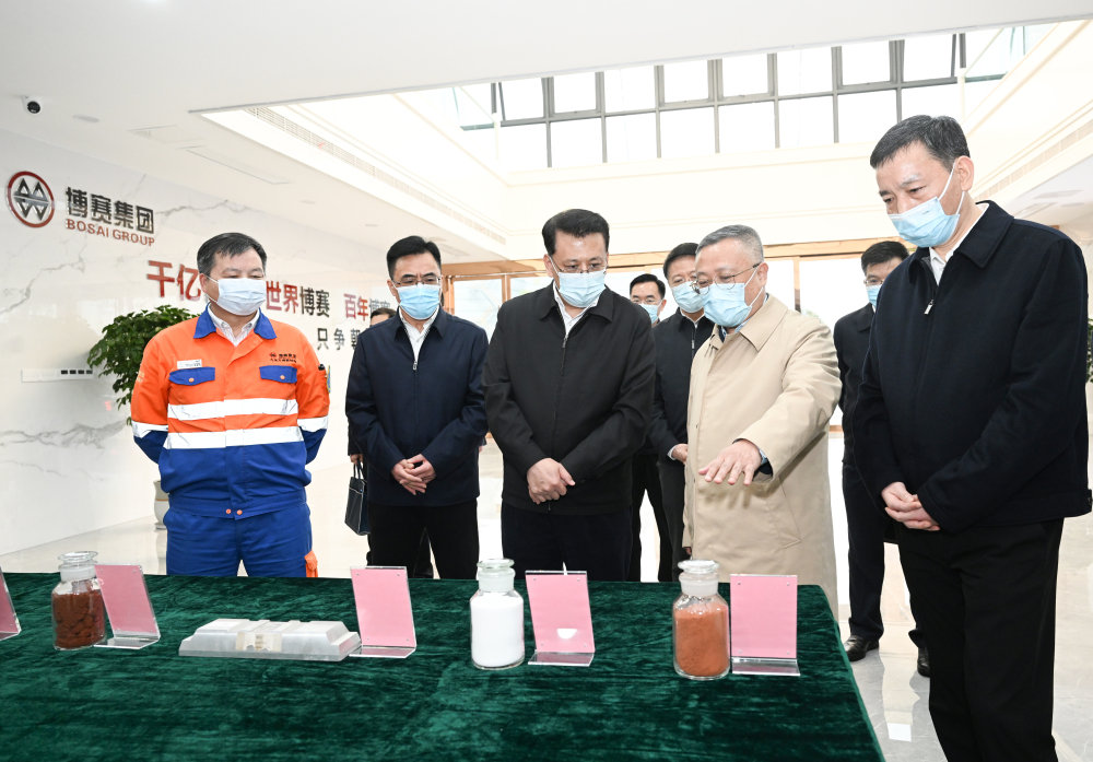 3月22日下午，在位于万州区的九龙万博新材料科技有限公司，重庆市委书记袁家军了解企业发展情况。苏思 摄