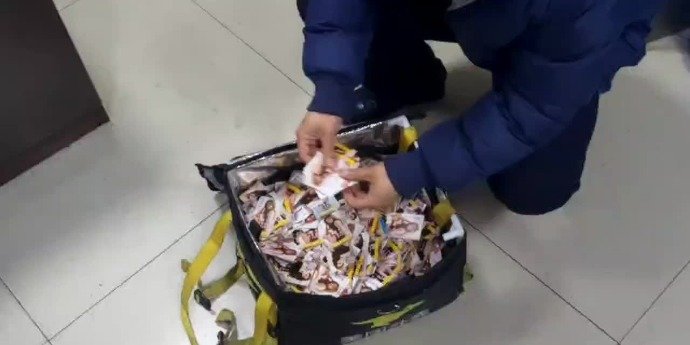 扮外卖员路边抛撒“涉黄”小卡片，男子被绵阳民警当场抓获