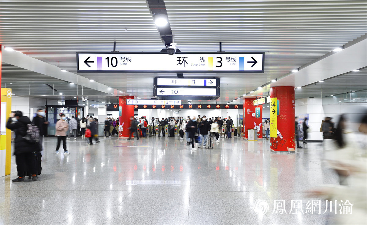 ▲重庆北站南广场站来来往往的乘客