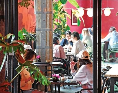 位于汉口青岛路的平和打包厂旧址变身武汉时尚创意中心，成为市民休闲娱乐的网红打卡地。