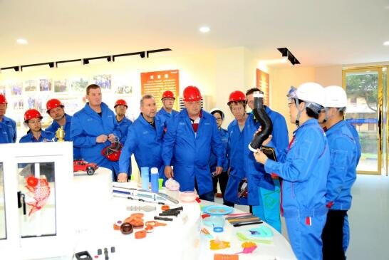 国外客商云集星火有机硅（卢园林 摄）