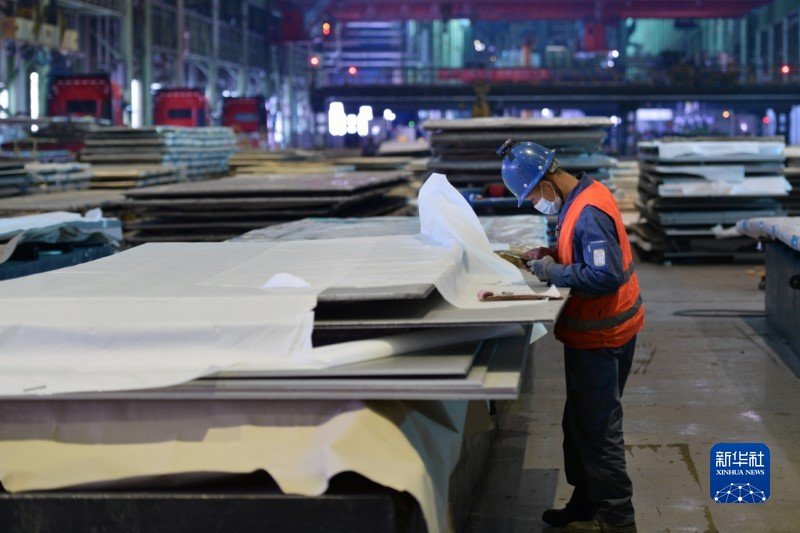 3月1日，在甘肃酒钢集团宏兴钢铁股份有限公司不锈钢分公司，工作人员查看产品信息。新华社记者 范培珅 摄