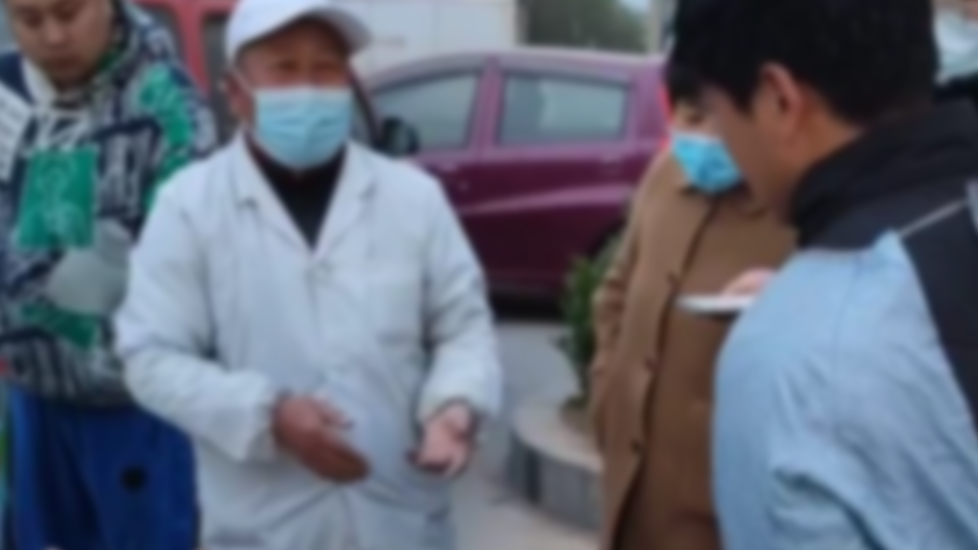 男子买1斤切糕被切4斤后扭头就走，老板：不买就报警！最后被迫改口“买多少切多少”