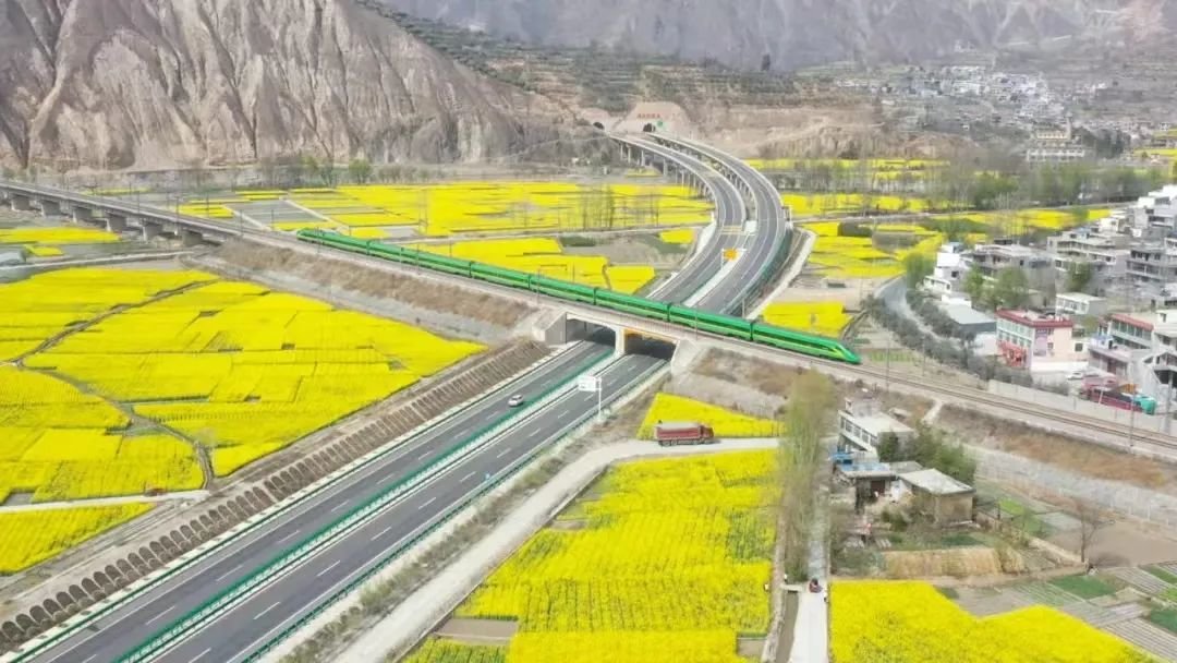 花田道路運輸四通八達蘭渝鐵路貫通南北,打通屏障成縣機場劃破空域