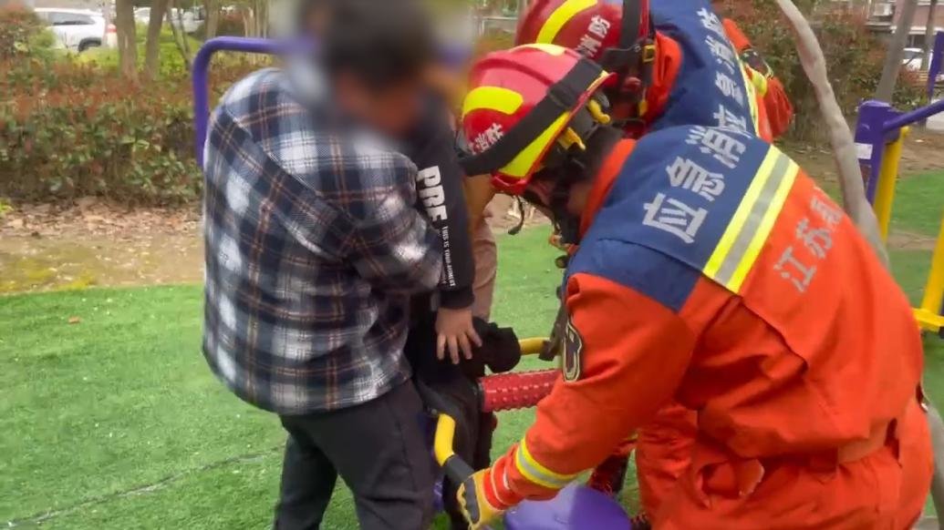 男童左腿卡进健身器材“拔”不出，家长报警求助