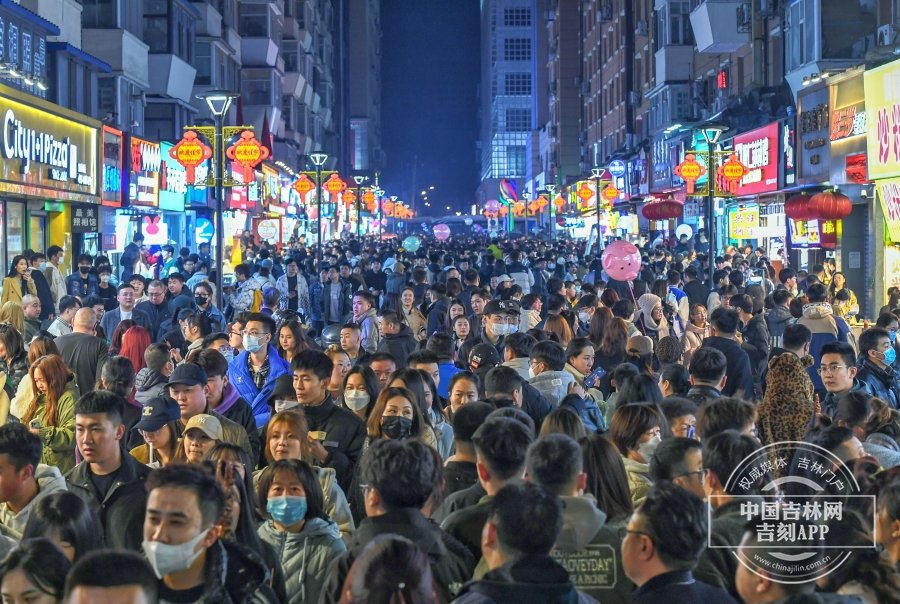 桂林路步行街人头攒动，人流熙熙攘攘。