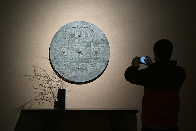 3月21日，石家庄市民在河北博物院举办的“镜&middot;相——中国古代铜镜展”现场参观拍照。新华社发（陈其保摄）