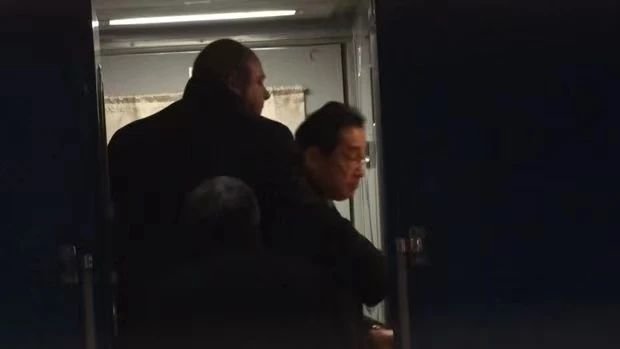 日本电视台早些时候报道称，在波兰看到岸田乘上火车。