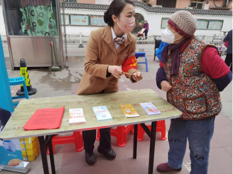 兴业银行黄石分行员工为老人普及金融知识