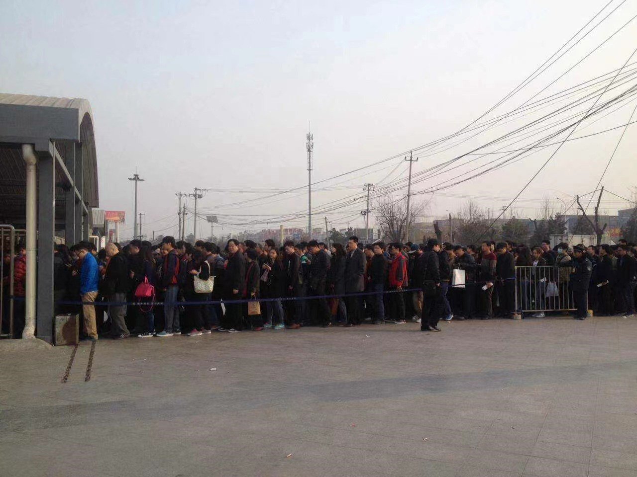 2014年，黎瑞住在北京的城中村里，早上务工人员在地铁口排队的情景。