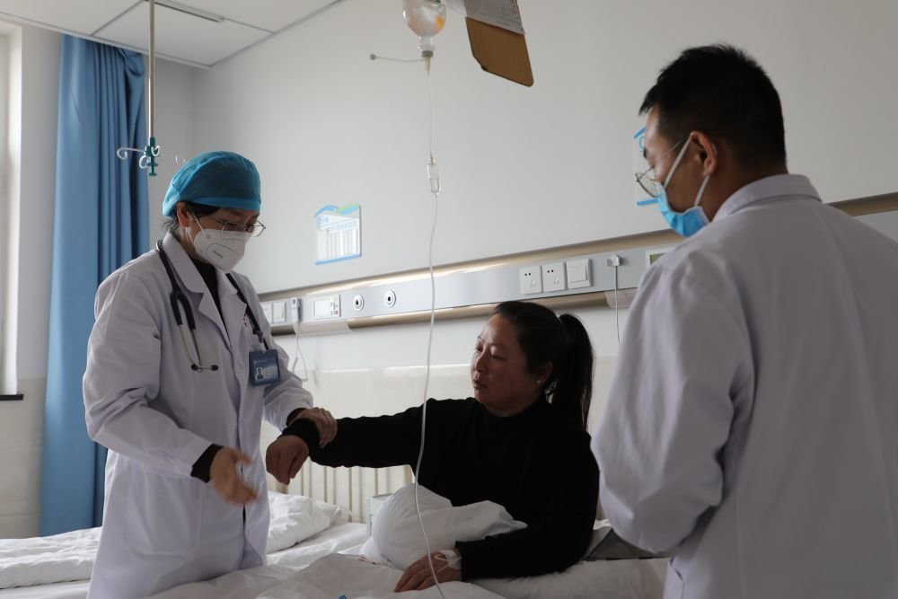 3月23日，在通渭县人民医院内科楼，青岛市医疗“组团式”帮扶团队医生赵磊（左一）对患者进行检查。新华社记者 张智敏 摄