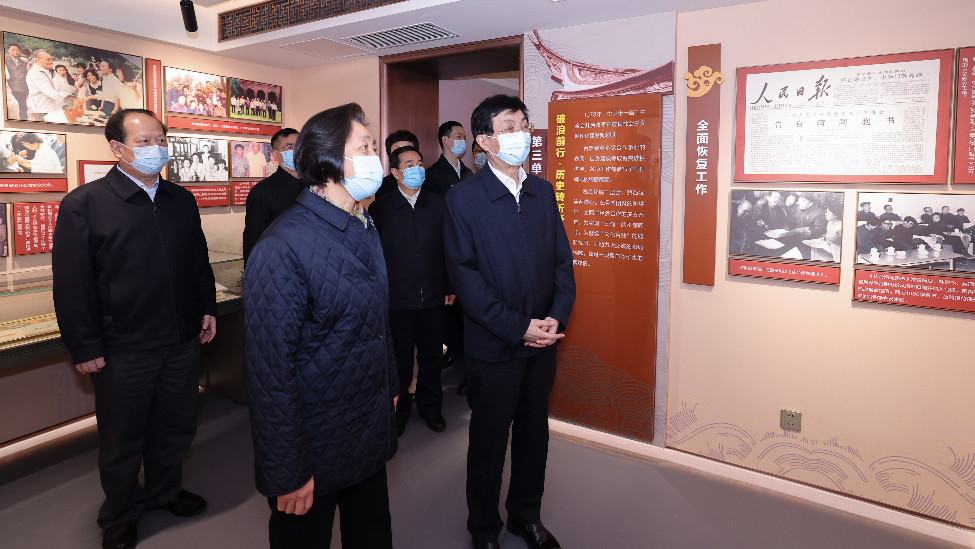 3月22日,王沪宁走访台盟中央。新华社记者 刘彬 摄