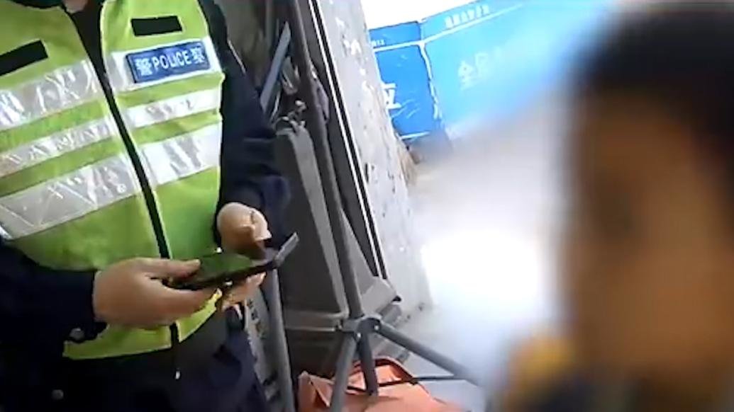 男孩错过校车步行跨市上学，民警将其安全送到学校