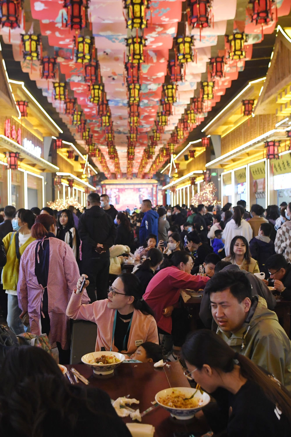 ↑3月25日，游客在“黄河食渡文化夜市”品尝美食。新华社记者 陈斌 摄