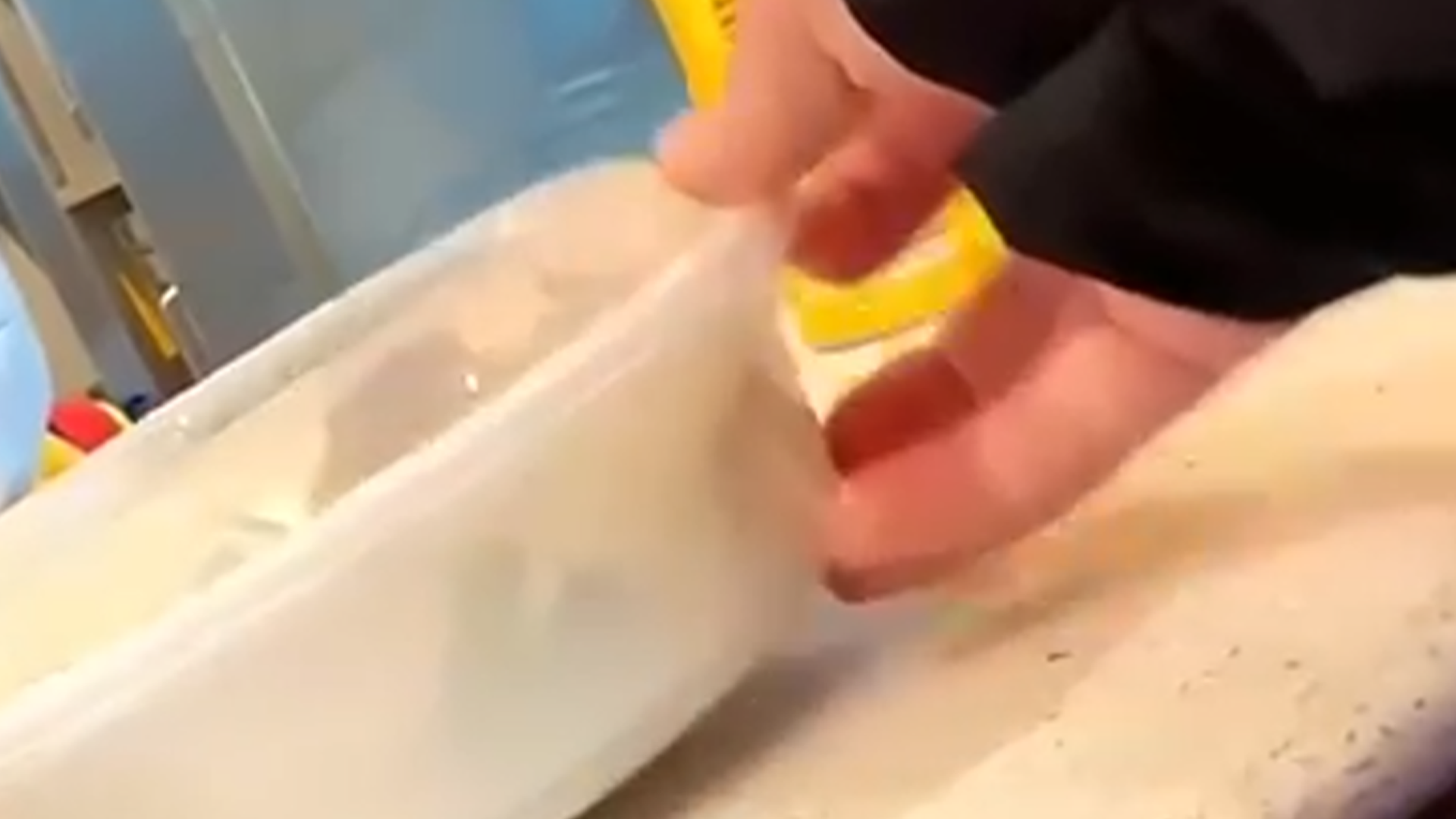男子高铁上借微波炉加热自带盒饭遭拒