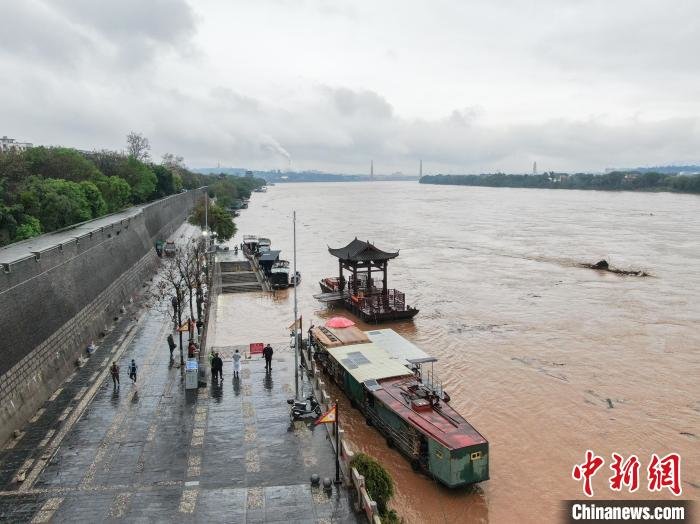 图为航拍赣江上游贡江江西赣州主城区段，受近期强降雨影响，江水水位迅速上涨，江水浑浊。　刘力鑫 摄