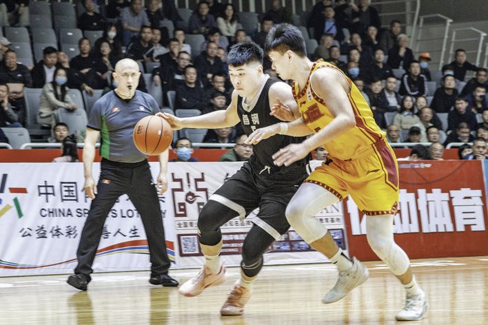 比赛现场比拼激烈 记者 茹雅 摄