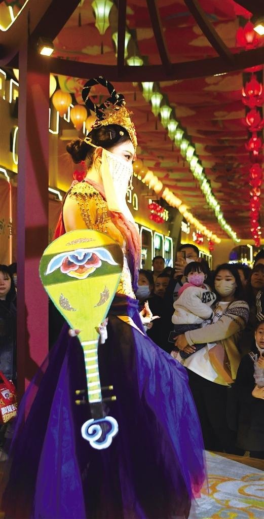 游客在文化夜市欣赏舞蹈表演 新华社照片