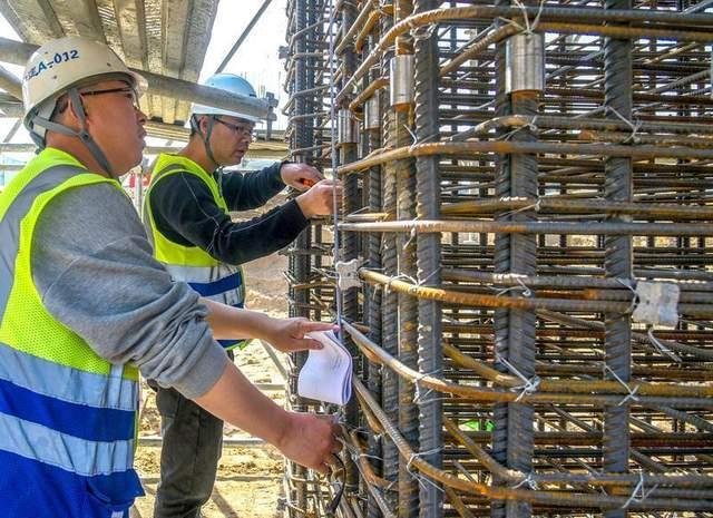 3月27日,施工管理人员在欧亚大道上跨货运北环线高架工程现场进行墩柱钢筋验收。