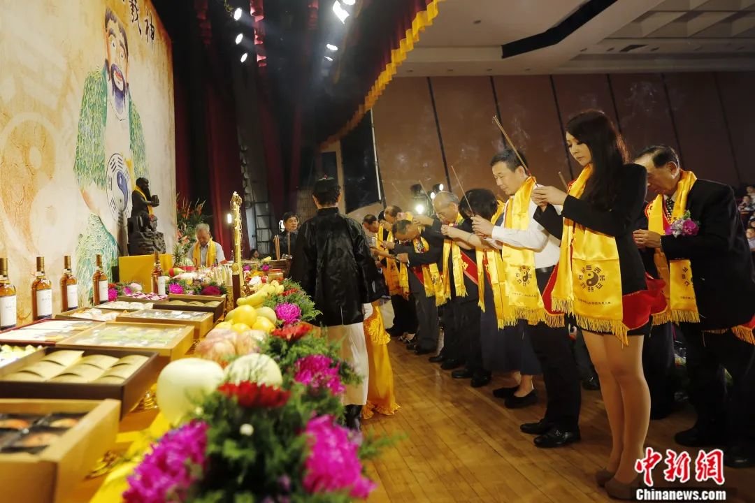 2016年海峡两岸共祭中华人文始祖伏羲典礼在台北和甘肃天水同步举行。图为在台北举行的祭祀典礼上，与会嘉宾向伏羲圣像行上香礼。陈小愿 摄