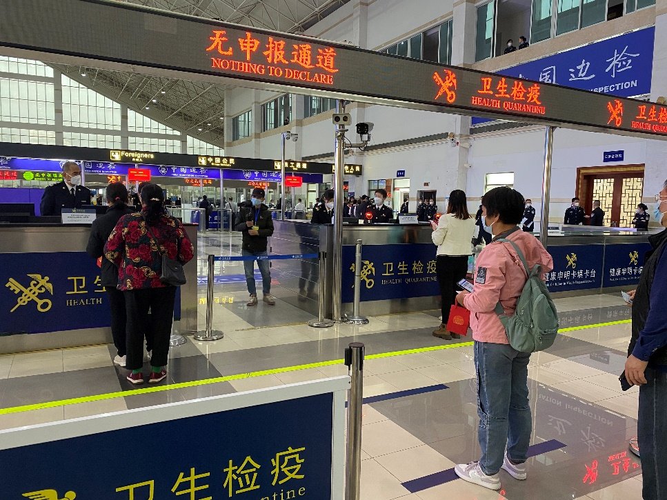 旅客正在有序通关