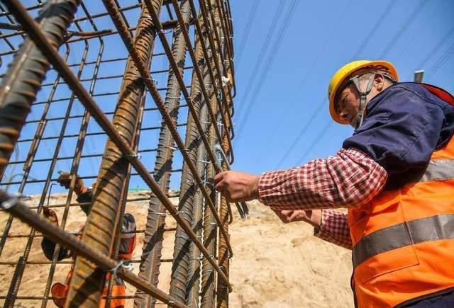 3月27日,施工人员在欧亚大道上跨货运北环线高架工程现场进行基础承台钢筋安装作业。
