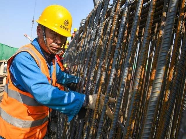 3月27日,施工人员在欧亚大道上跨货运北环线高架工程现场进行钢筋安装作业。