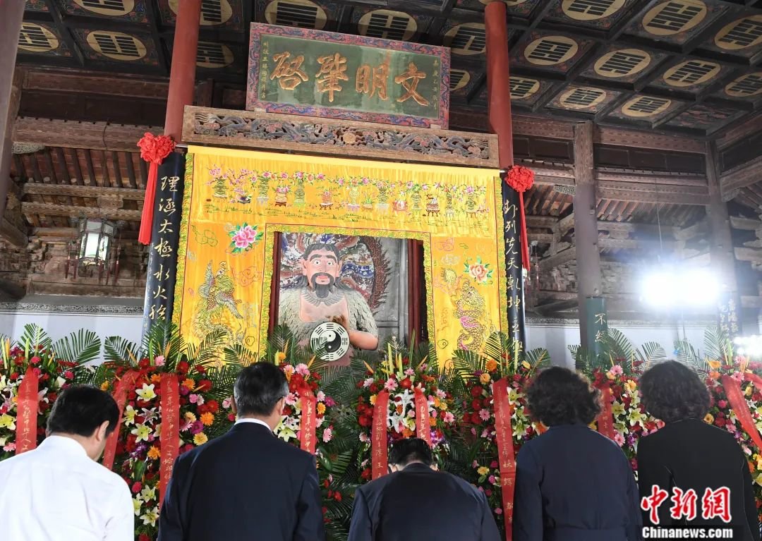 2019(己亥)年公祭中华人文始祖伏羲大典在甘肃天水举行，海峡两岸各界人士代表在伏羲庙祭拜中华人文始祖伏羲。杨艳敏 摄