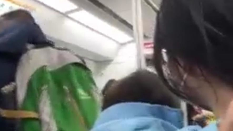 女孩地铁上为抱娃母亲让座，妈妈：很欣慰_凤凰网视频_凤凰网