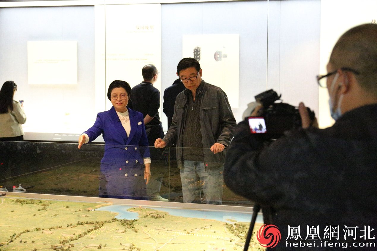 3月28日，凤凰卫视《文化大观园》节目组在河北博物院采访。（摄/凤凰网河北李卓然）