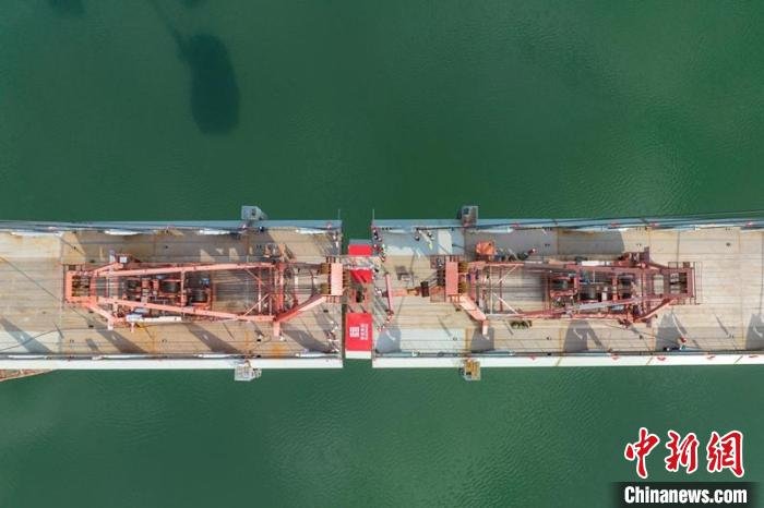 空中俯瞰汉巴南铁路嘉陵江特大桥最后一节段钢箱梁吊装。　刘忠俊 摄