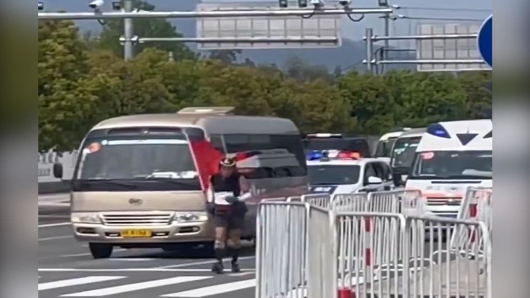 71岁老人跑完全程马拉松：警车救护车全程保驾护航