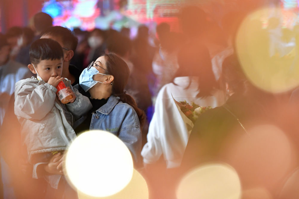 ↑3月25日，游客在“黄河食渡文化夜市”休闲游览。新华社记者 陈斌 摄