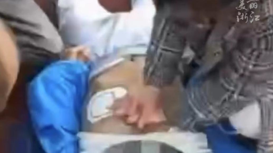 高中生出操心脏骤停老师用AED救回_凤凰网视频_凤凰网